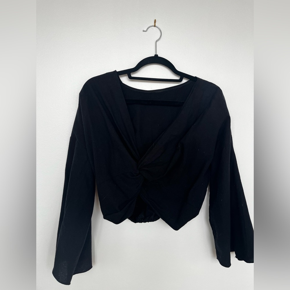 Cropped Black top with wide sleeves